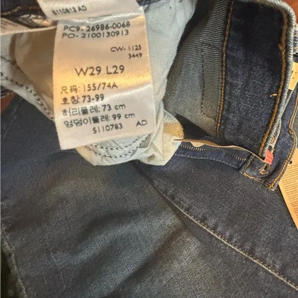NWT Levi's High Waisted Mom Jean 29x29 - Picture 5 of 9